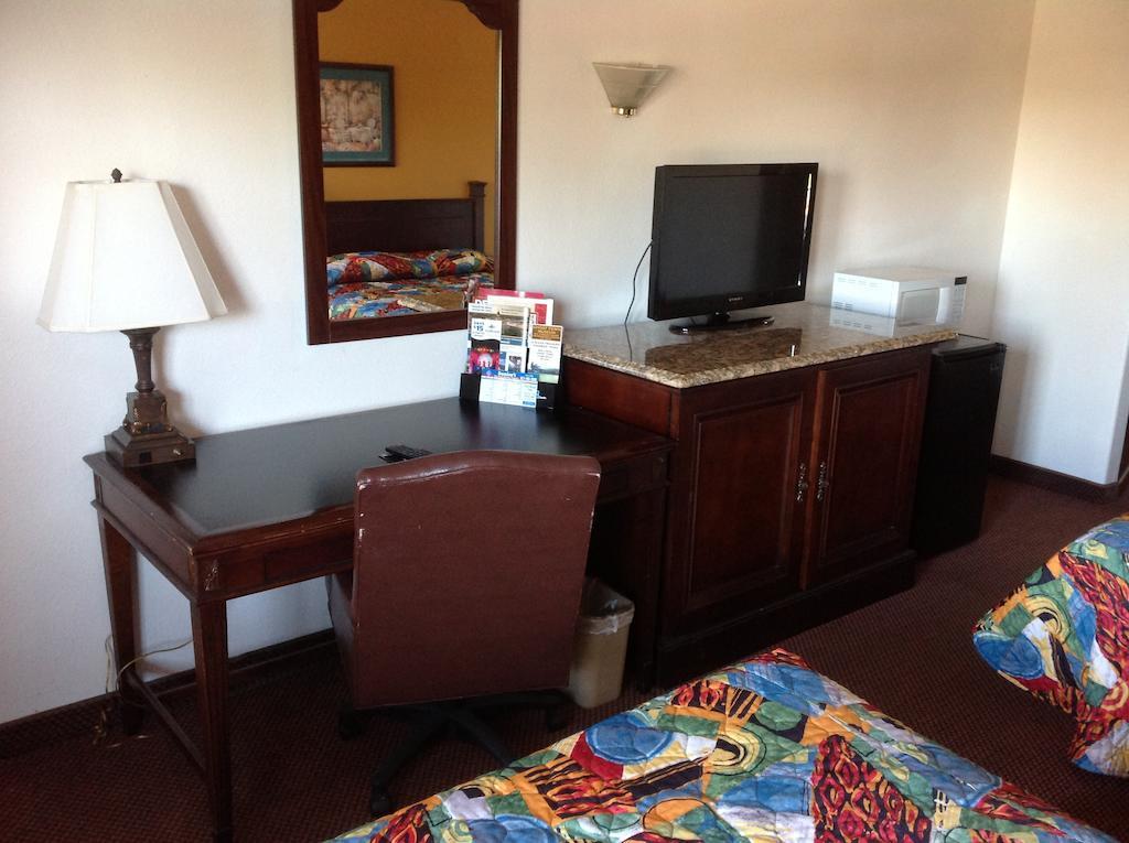 Heritage Inn Grand Prairie Room photo